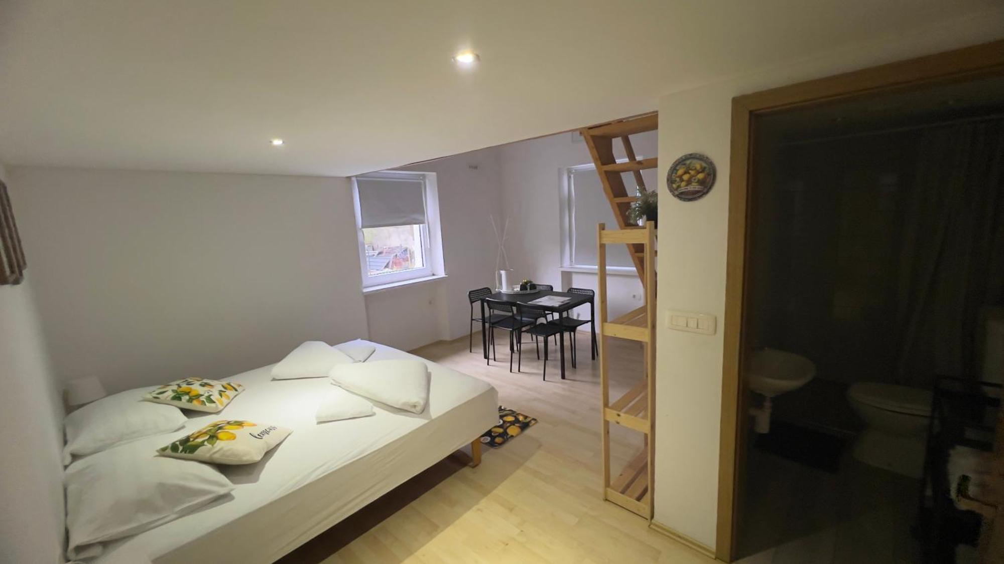 Lemonwood House Hotel โพสโตยนา ภายนอก รูปภาพ